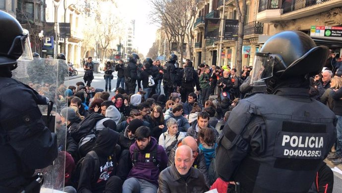 Protesta contra el judici de l'1-O davant de la Fiscalia Superior de Catalunya