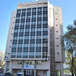 Edificio de Madrid Salud en avenida del Mediterráneo