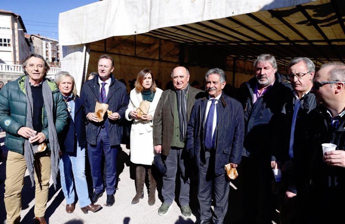 Revilla acompaña a los vecinos de Valdeolea en la celebración de Santa Eulalia