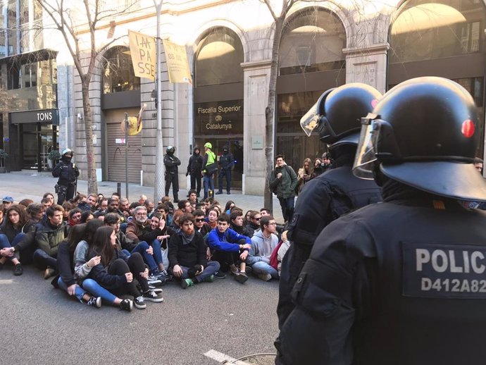 El diputat de la CUP Carles Riera en la protesta davant de la Fiscalia