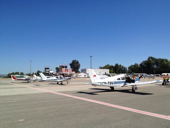 Avionetas en el Aeropuerto de Córdoba, con la torre de control al fondo
