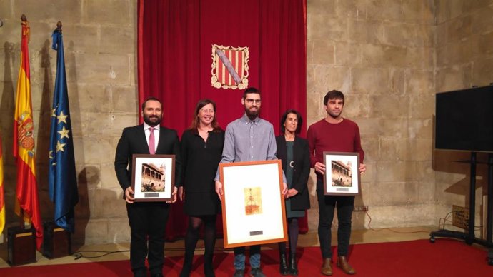 La presidenta del Govern, Francina Armengol, con los galardonados y nominados a 