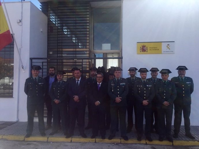 Carlos Toscano Sánchez visita a la Guardia Civil de Badolatosa