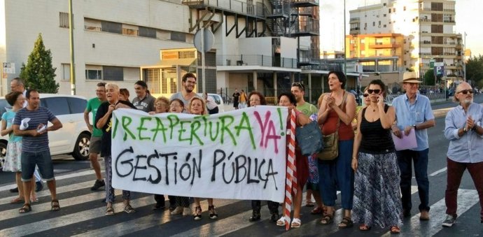 Protesta vecinal por la piscina Virgen de los Reyes
