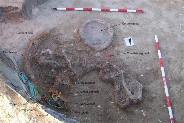 Inhumación del "gran mercader de marfil" hallado junto al dolmen de Montelirio