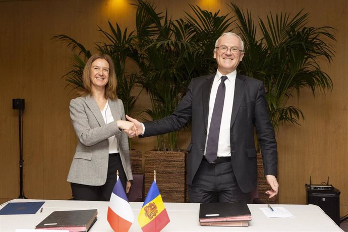 Ministra de Medio Ambiente de Andorra, Sílvia Calvó; presidente de EDF, Jean-Ber