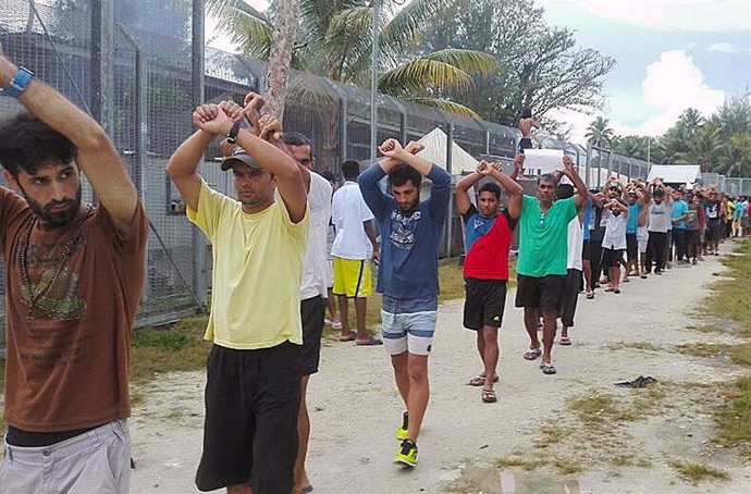 Migrantes en el centro de detención de Manus