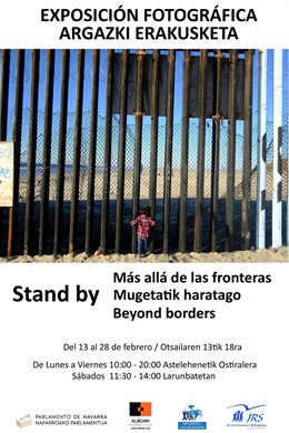 Cartel de la exposición 'Stand By: más allá de las fronteras' en el Parlamento f