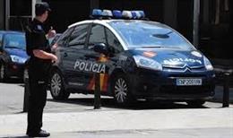 Coche y agente de Policía Nacional