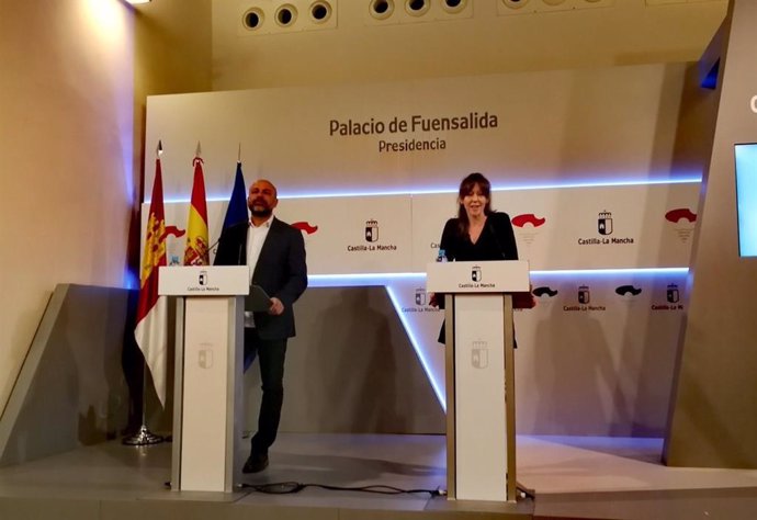 El vicepresidente segundo de Junta, José García Molina, y la consejera de Plan d