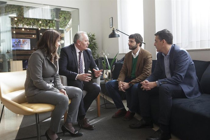 El presidente de Aotec, Antonio García Vidal, con varios miembros de la directiv