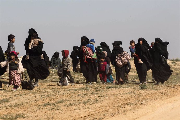 Civiles huyen del último reducto de Estado Islámico en el este de Siria