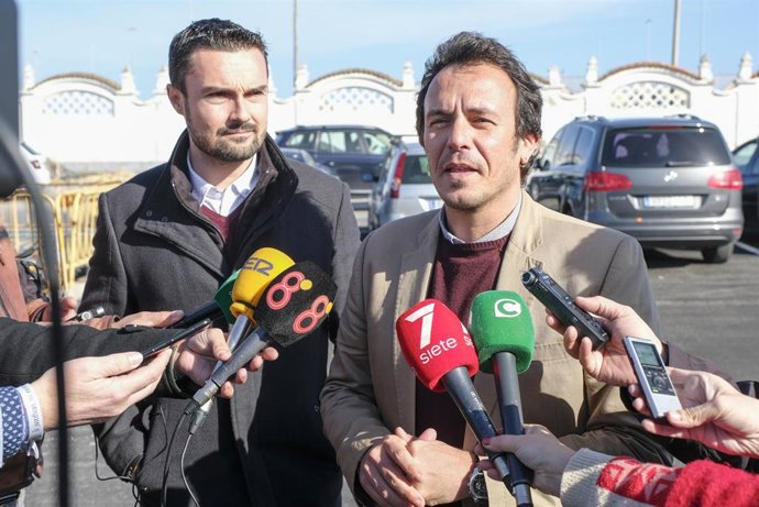 El alcalde de Cádiz, José María González, en una imagen de archivo atendiendo a 