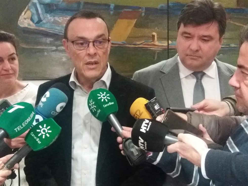 El presidente de la Diputación atiende a los medios.