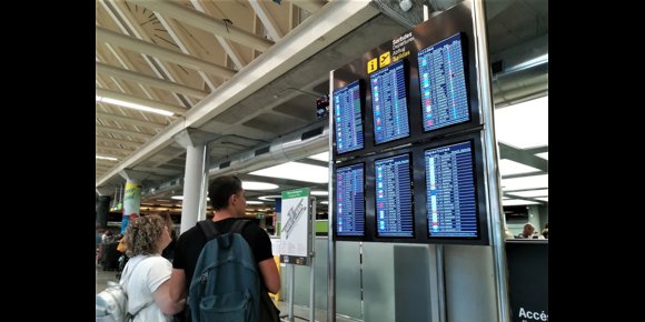 10. Plantean prohibir la venta de alcohol en aeropuertos y aviones para frenar el turismo de borrachera