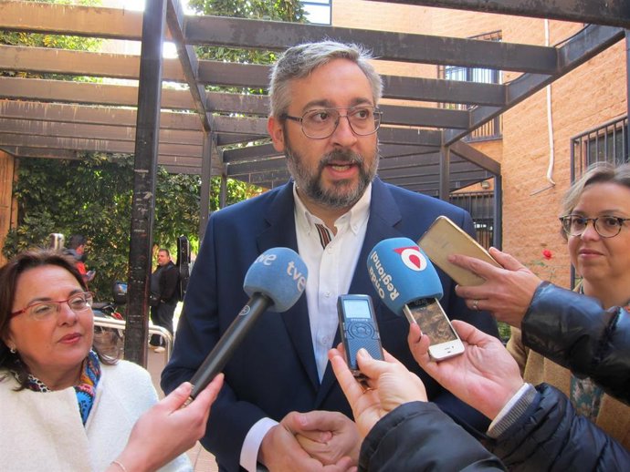 Víctor Martínez junto a las diputadas Inmaculada González y Elena Ruiz en el Con