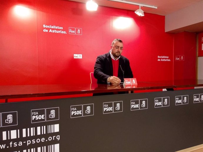 El secretario general de la FSA-PSOE, Adrián Barbón, en rueda de prensa