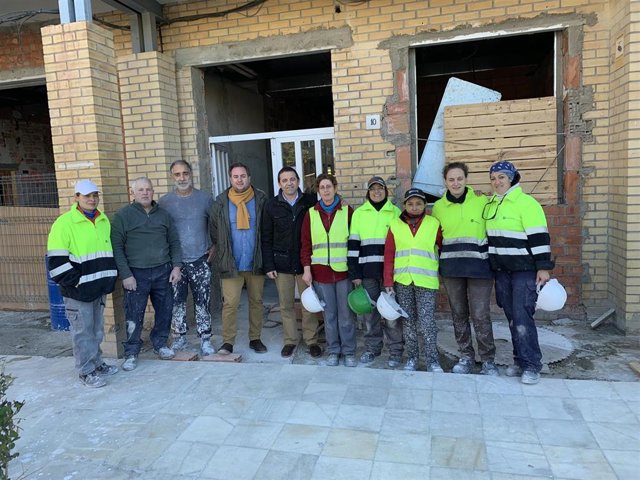 Guillermo Casquet y Raúl Martínez, con trabajadores del PFEA en Macael.