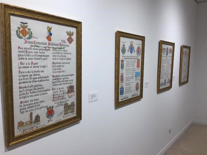 Exposición 'Himnos españoles a través de la caligrafía gótica' en la Sala Moreno