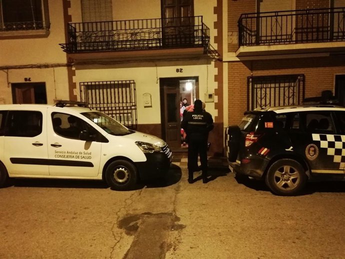 Rescate de una anciana atrapada en su casa por la Policía Local