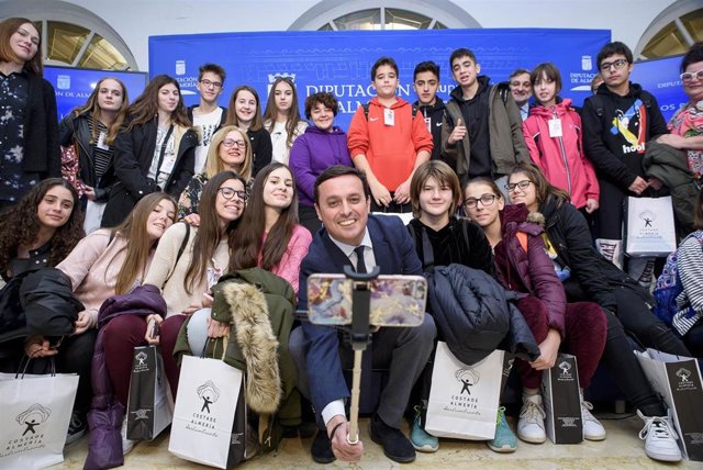 Javier Aureliano García y los alumnos de Almería y otros países de Erasmus+.