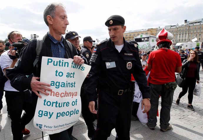 Protesta en defensa de la comunidad LGTBI chechena en Moscú