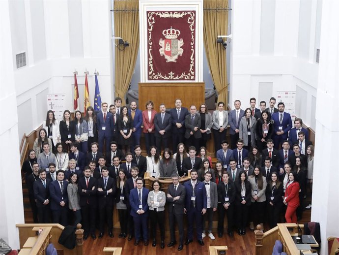 Universitarios participantes en el encuentro de debate en las Cortes de C-LM jun