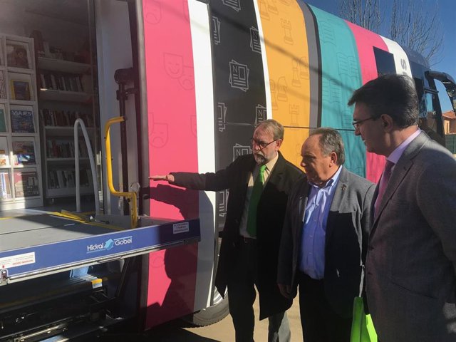 Majo (D) ante el nuevo bibliobus