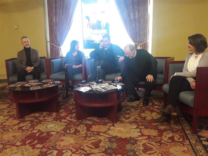 Emilio Gutiérrez Cava, seguno por la derecha