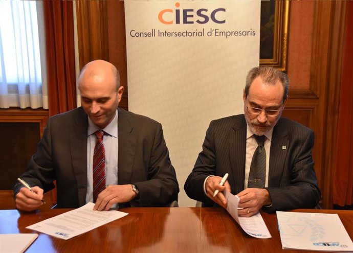 Presidentes de la APttCB y la Ciesc firmando un convenio