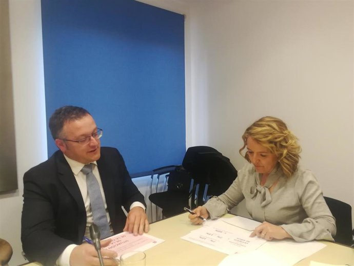 Joel García, presidente de CAC Asprocom y Teresa Mallada, candidata del PP a la 