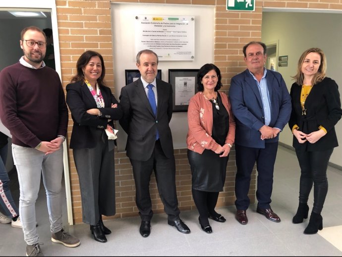 Autoridades en la visita del presidente de Caja Rural de Extremadura a Aexpainba