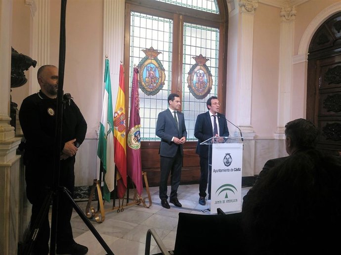 Juanma Moreno con el alcalde de Cádiz
