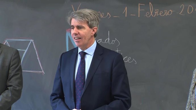 El presidente de la comunidad de Madrid, Ángel Garrido, visita un colegio públic