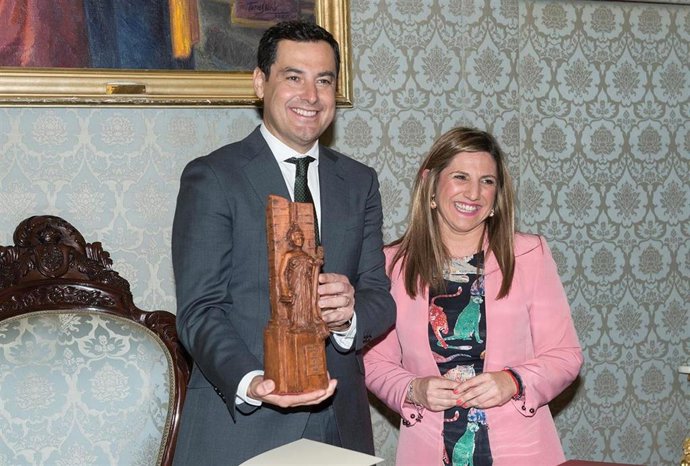 Juanma Moreno con la presidenta de la Diputación