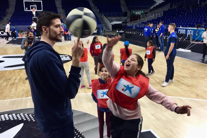 Cuarenta niños en situación de vulnerabilidad entrenan con jugadores de la ACB