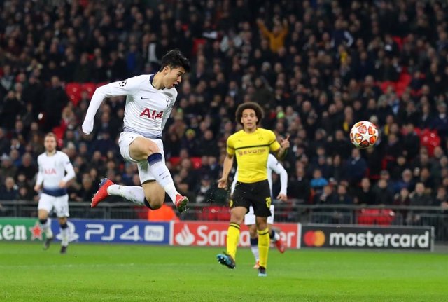 Heung-Min Son anota un gol con el Tottenham Hotspur