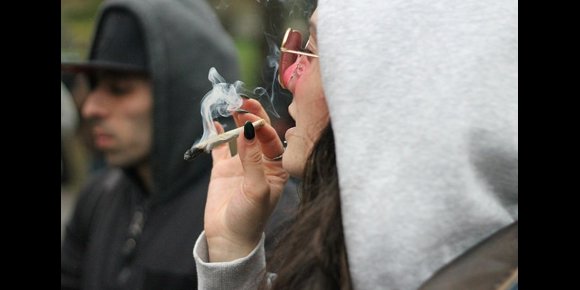 3. El consumo de cannabis de adolescentes aumenta el riesgo de depresión en adultos jóvenes