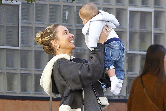 ALICE CAMPELLO DE PASEO POR MADRID