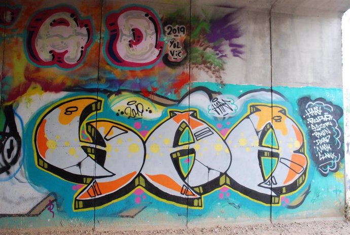 Grafitis realizados en un puente en Cuenca