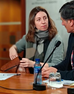 La diputada de Podemos Lorena Gil en rueda de prensa