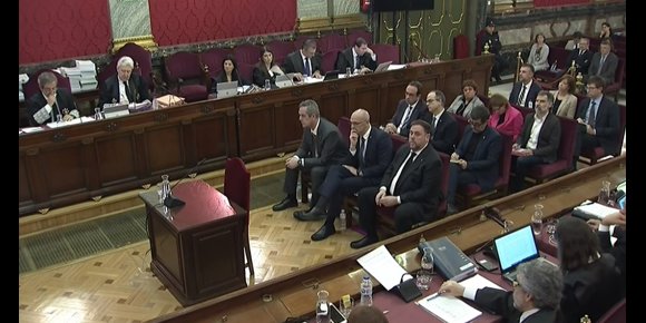7. El tribunal rebutja la traducció simultània de les declaracions, encara que hi haurà un intèrpret a la sala