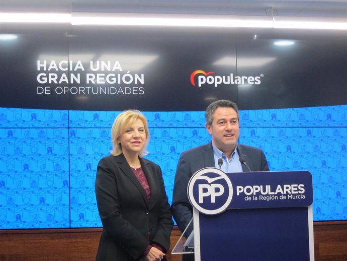 El vicesecretario de Electoral del PP, Joaquín Buendía, y la vicesecretaria regi