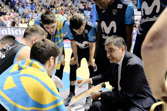 Josep María Berrocal da instrucciones a sus jugadores