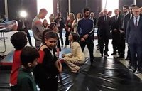 La Reina visita una escuela de inserción de niños y jóvenes con una hermana de Mohamed VI
