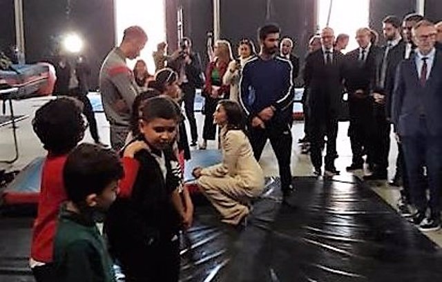 La Reina visita en Marruecos una centro de inclusión de niños y jóvenes