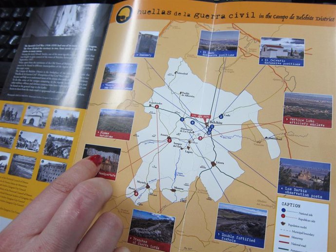 Una turista consulta el folleto sobre la ruta 'Huellas de la Guerra Civil' en la