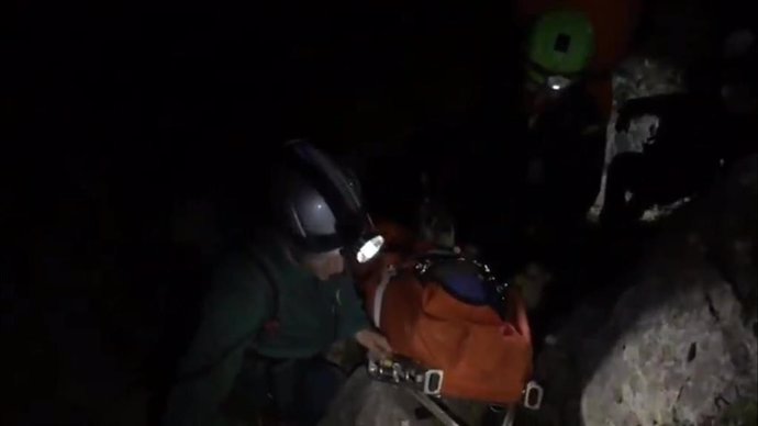 El Equipo de Rescate e Intervención de la Guardia Civil rescata a una mujer en E