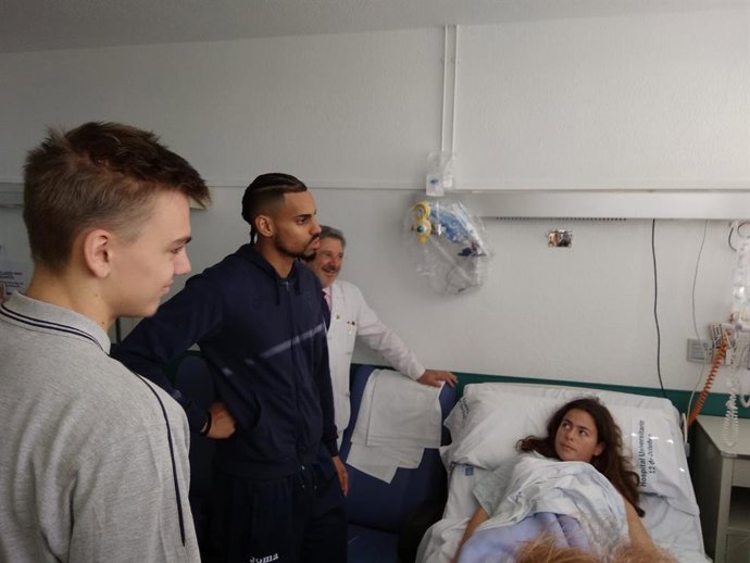 Estudiantes y Joventut visitan a los niños ingresados en el Hospital 12 de Octub