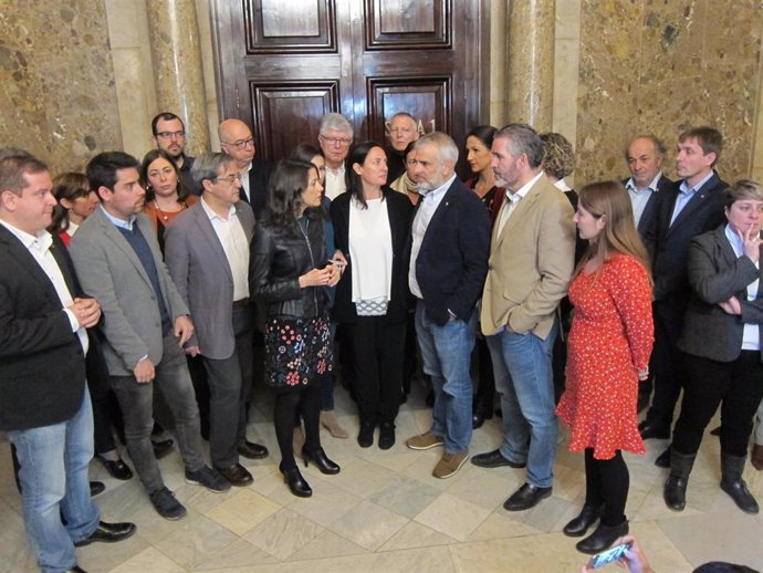 I.Arrimadas y los diputados de Cs ante la sala de la comisión que se ha desconvo